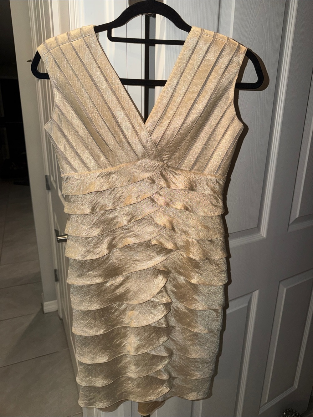 ADRIANNA PAPELL Champagne Layered V-Neck Cocktail Dress 4P - Picture 16 of 16